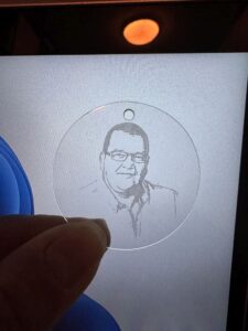 Selbstportait wurde mittels https://cutecutter.com/ vom einem Foto in ein Gravierfähiges svg File konvertiert